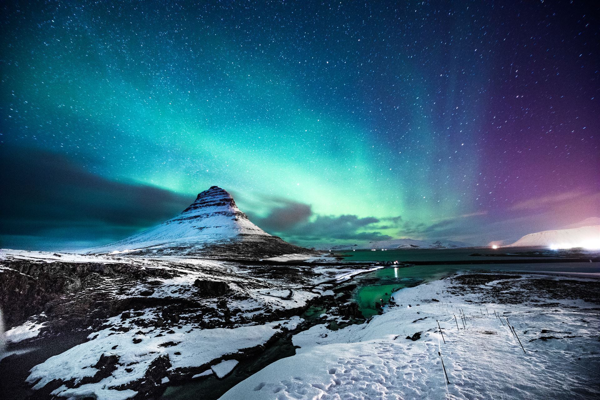 Kirkjufell mit Nordlichtern