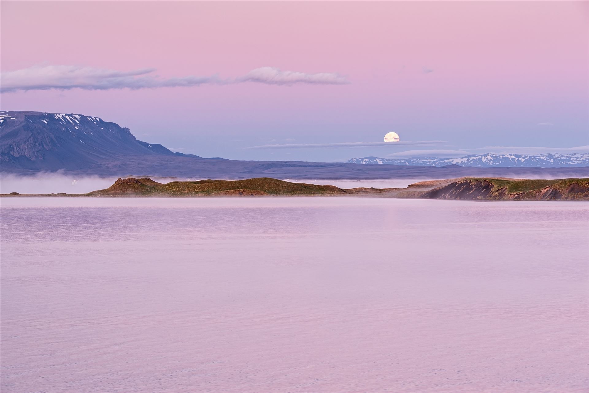 Myvatn Lake am Morgen mit Nebel