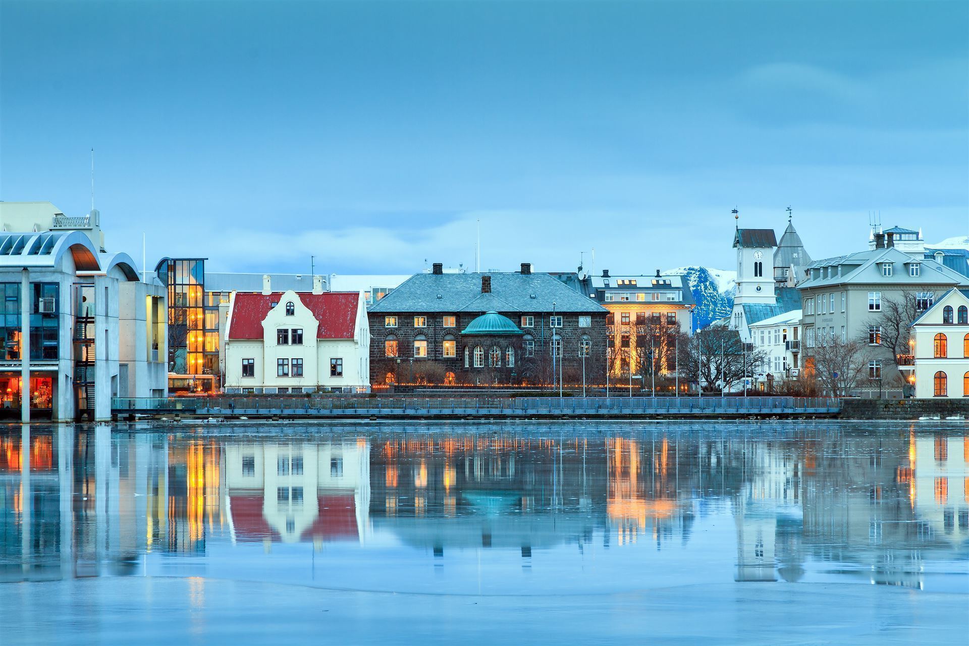 Reykjavik im blauen Licht