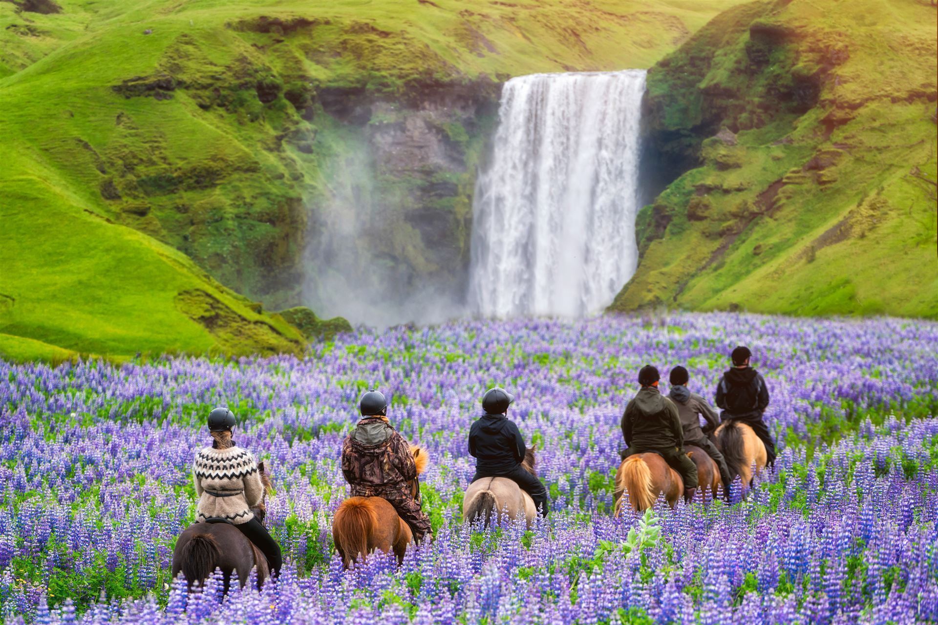 Reiten zum Skogafoss Wasserfall