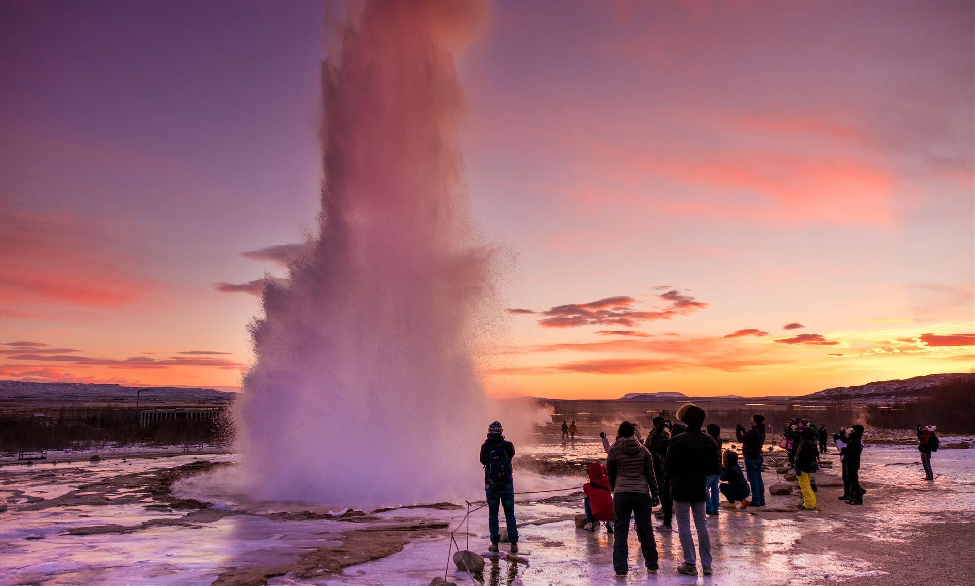 Strokkur_mit Menschen