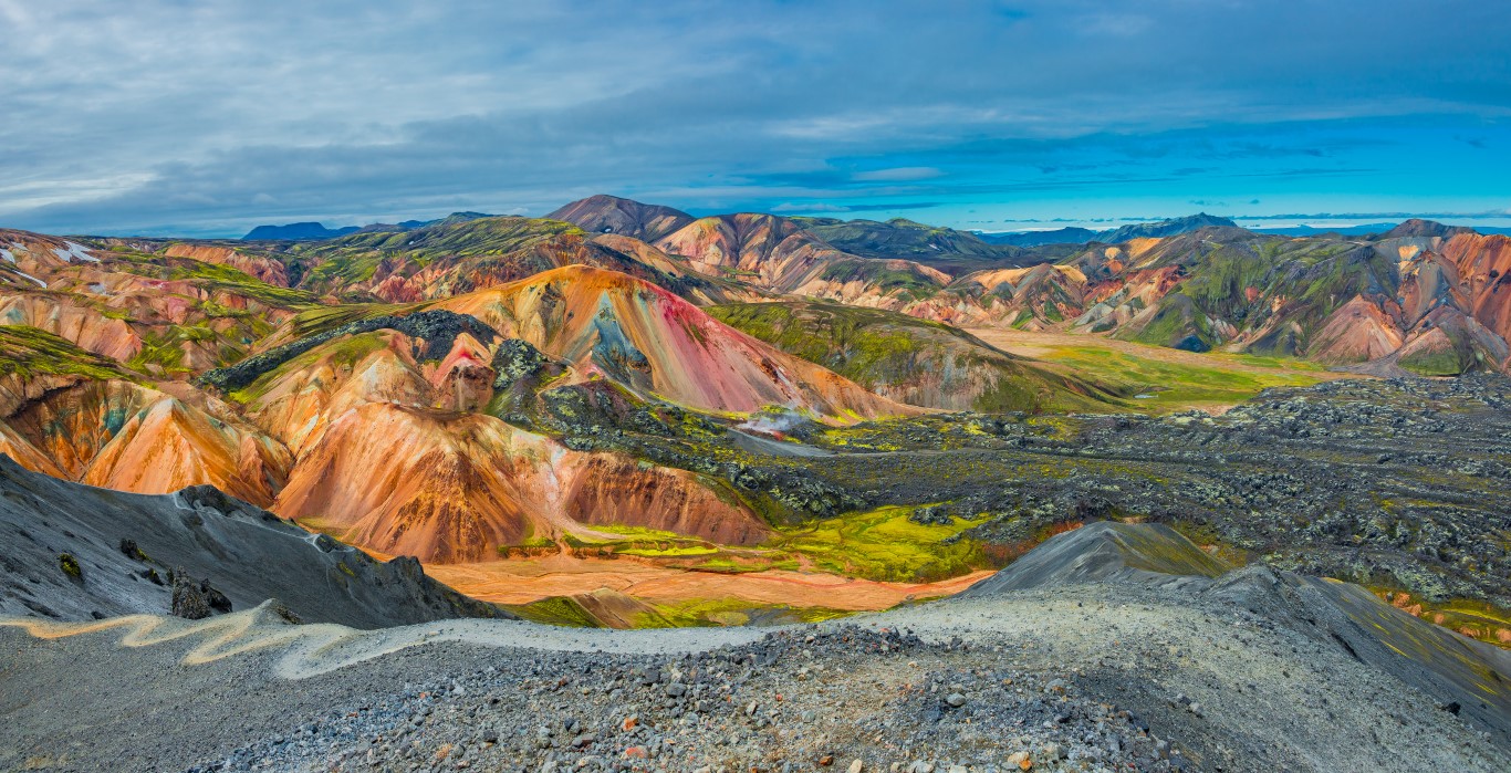 Panoramablick auf das bunte Vulkangebirge Landmannalaugar in Island