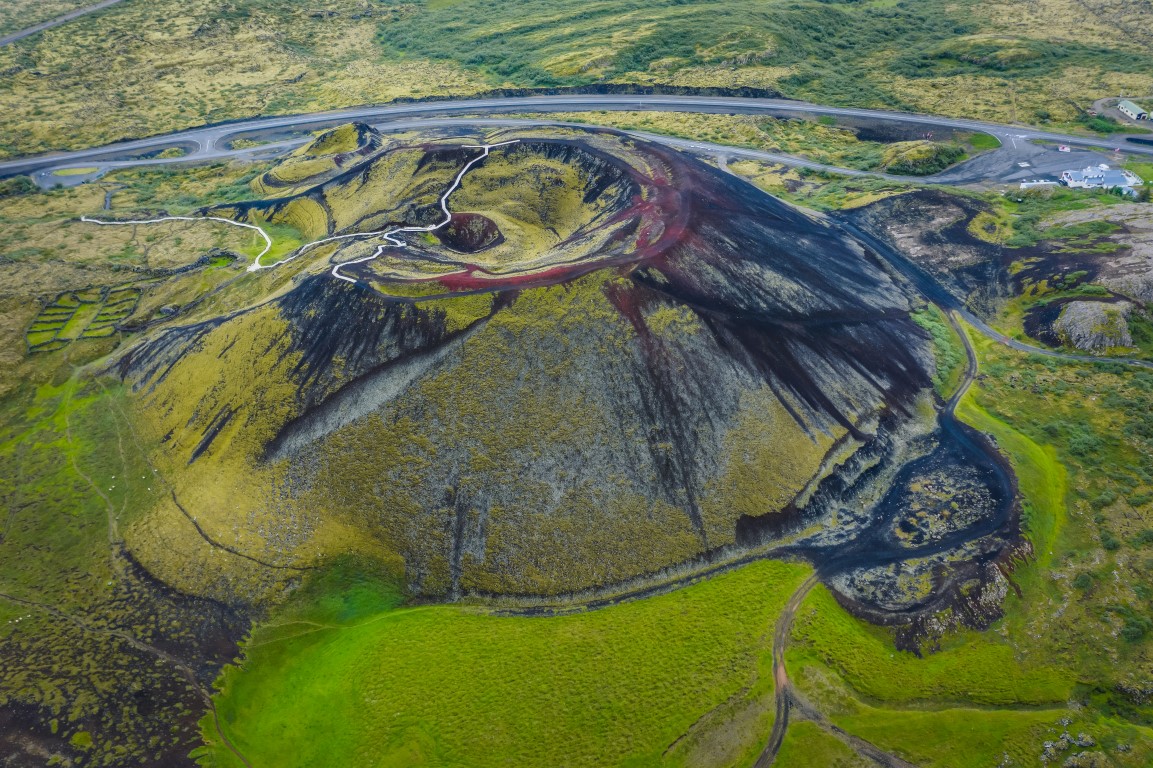 Panoramablick aus der Luft auf den Vulkan Grabrok und das Lavatal in Island