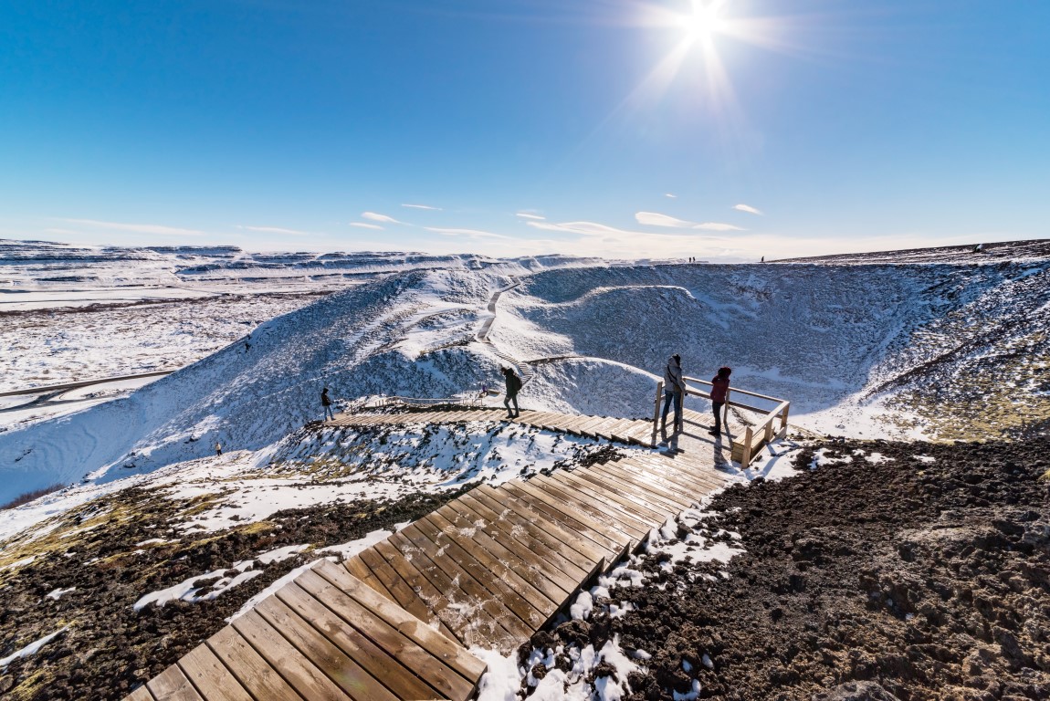 Panoramablick vom Vulkan Grabrok im Winter mit einer Gruppe von Touristen