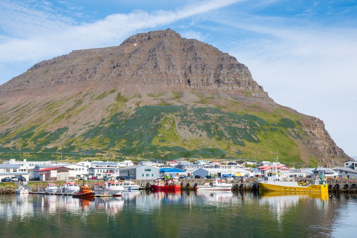 Hafen der Stadt Bolungarvik und Berg Tradarhyrna