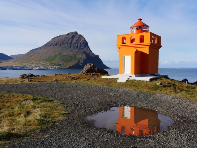 Der Leuchtturm Osvör bei Bolungarvik in den Westfjorden von Island
