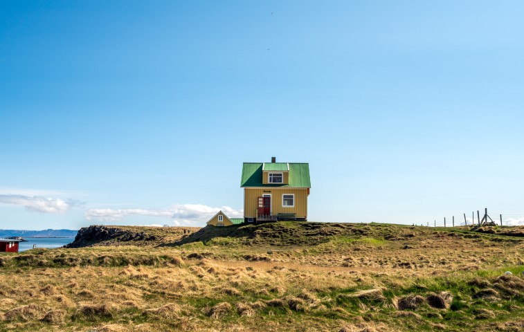 Gelbes Haus auf der Insel Flatey in Island, etwas außerhalb von Stykkisholmur und den Westfjorden
