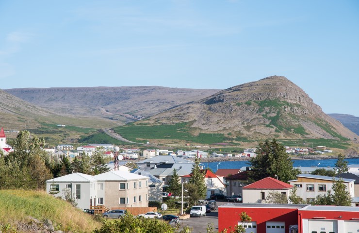Die Stadt Patreksfjordur im Westen Islands