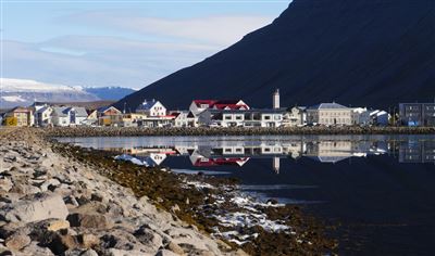 Island_Isafjoerdur_Stadtansicht mit  Wasser