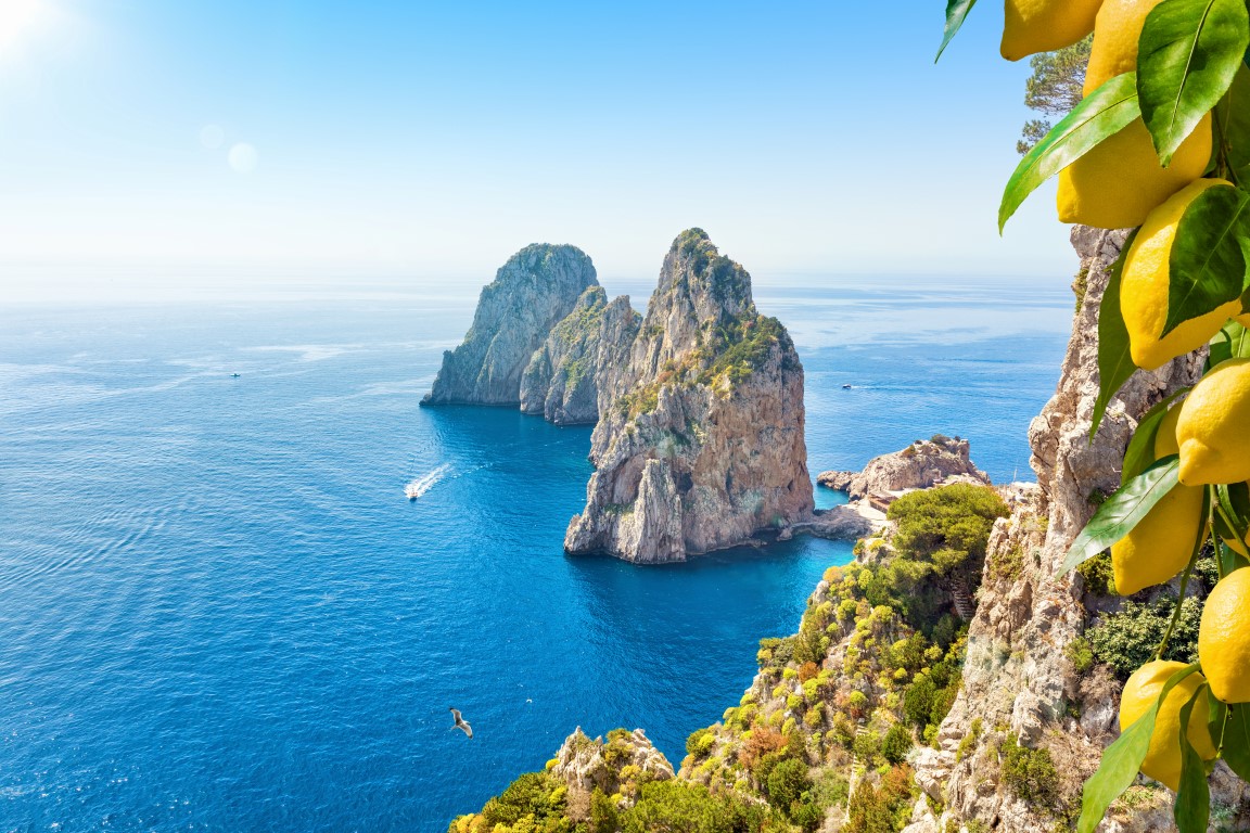 Berühmte Faraglioni-Felsen, Insel Capri, Italien