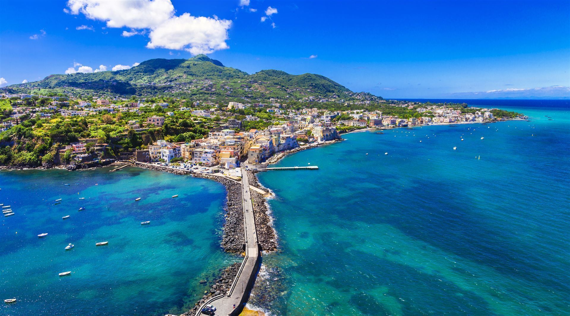 Blick auf die Stadt Ischia Porto