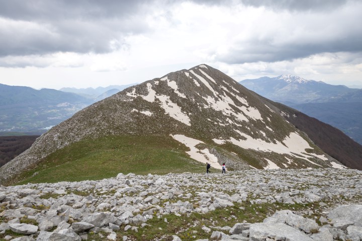 Wanderer erreichen den Gipfel des Monte Alpi. Monte Santa Croce, Pizzo Falcone