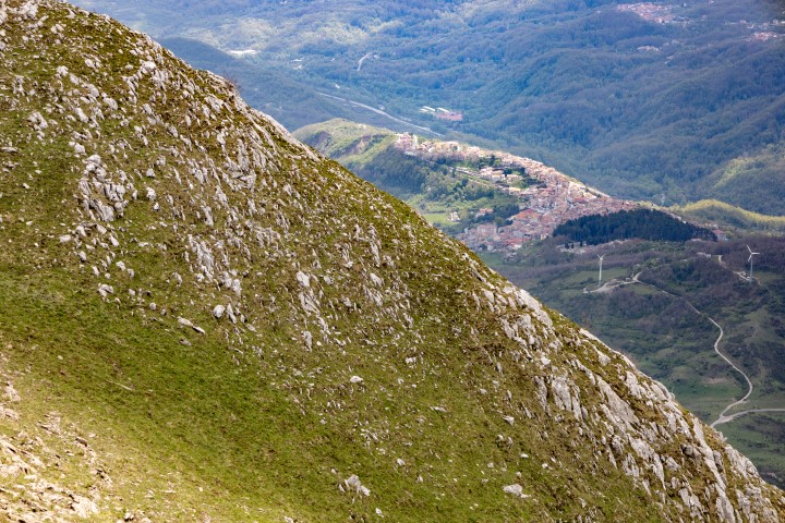 Blick auf Latronico vom Monte Alpi. Lukanische Apenninen, Basilikata, Italien