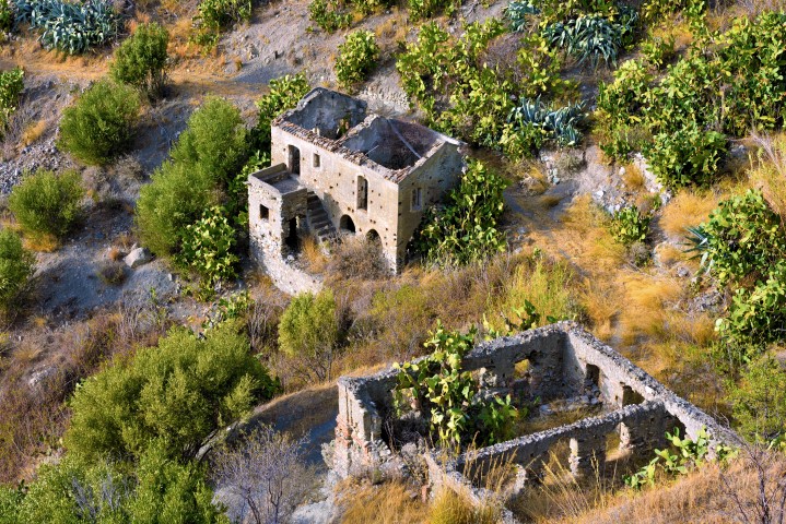 Blick auf den Hügel Pentedattilo in Kalabrien, Italien