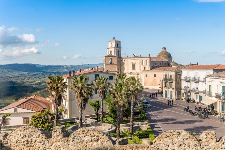 Hauptplatz mit mittelalterlicher Kathedrale in Santa Severina, Italien