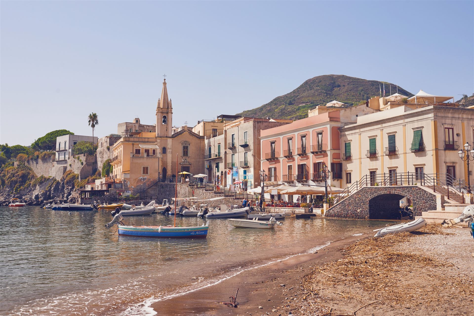 Lipari Hafen mit Kirche