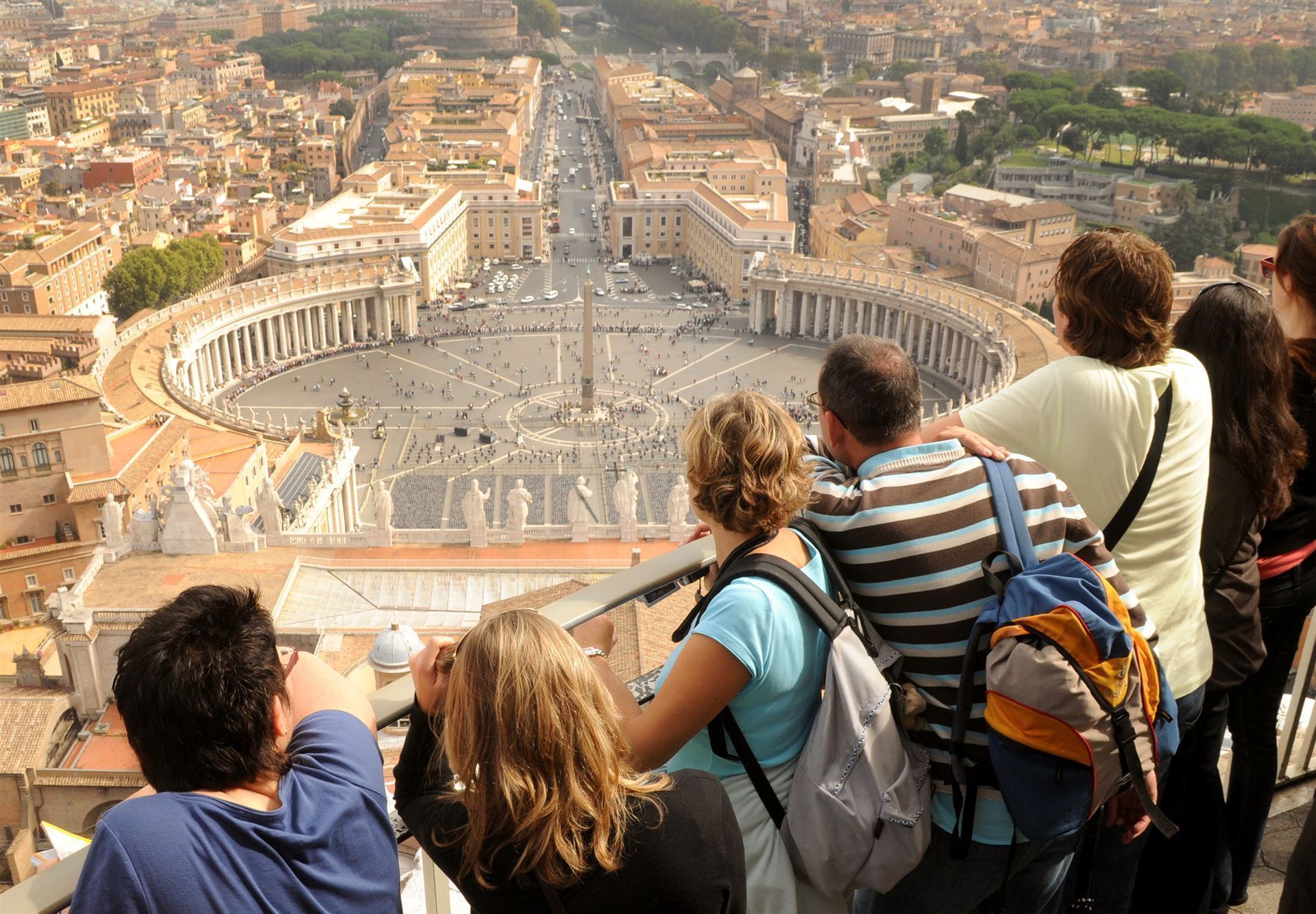 Petersdom mit Touristen
