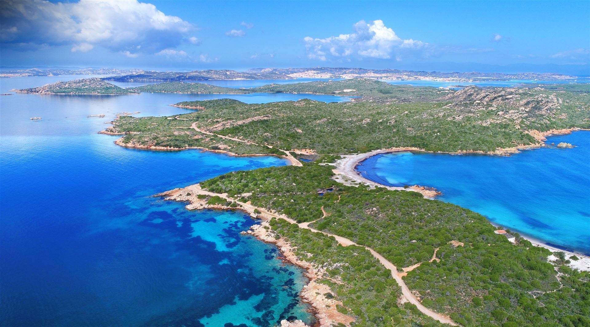 Blick von oben auf die Insel Caprera