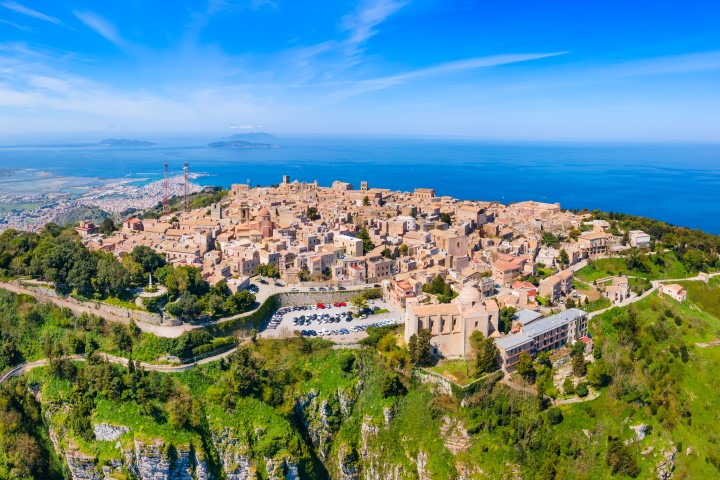 Luftaufnahme der Stadt Erice in Sizilien