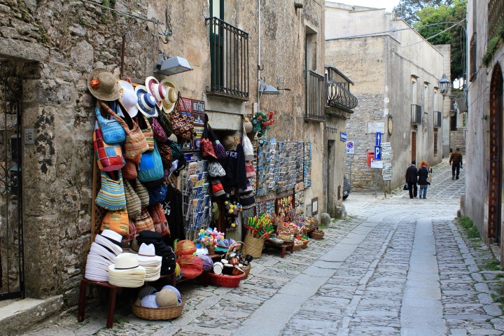 Durch die Straßen von Erice