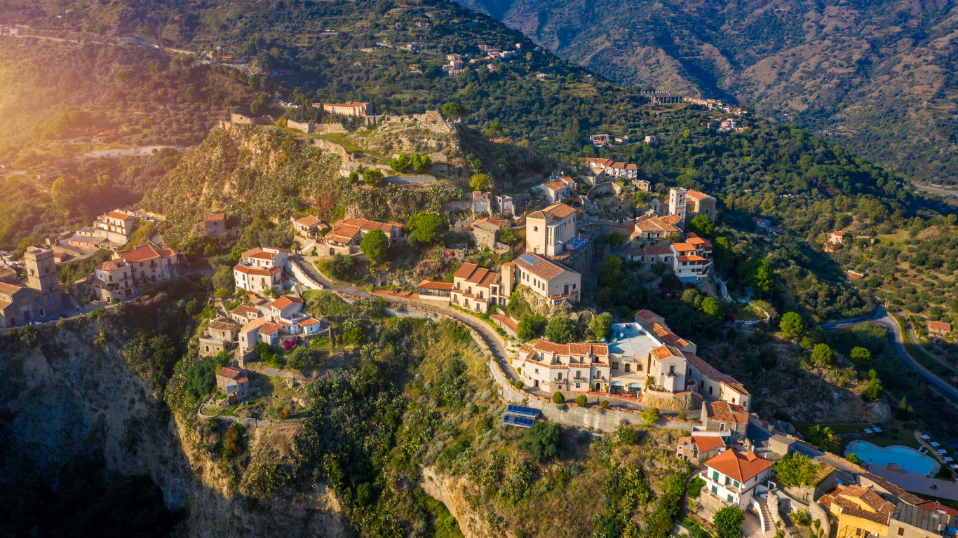 Luftaufnahme des Dorfes Savoca in Sizilien, Italien, bekannt aus den Pate-Filmen
