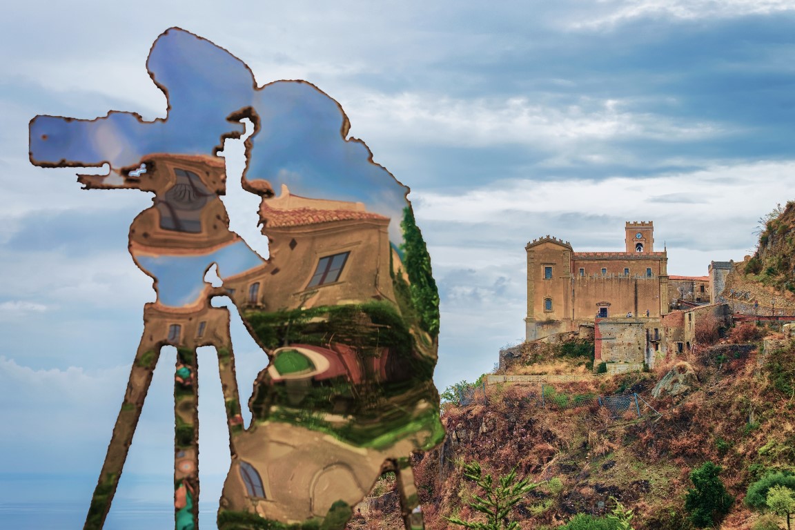 Statue des Filmemachers im Dorf Savoca