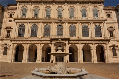 Fassade des Palazzo Barberinin mit Springbrunnen
