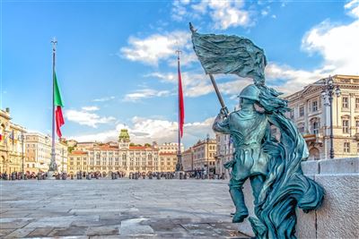 Blick vom Denkmal für die Befreiung auf das Rathaus in Triest