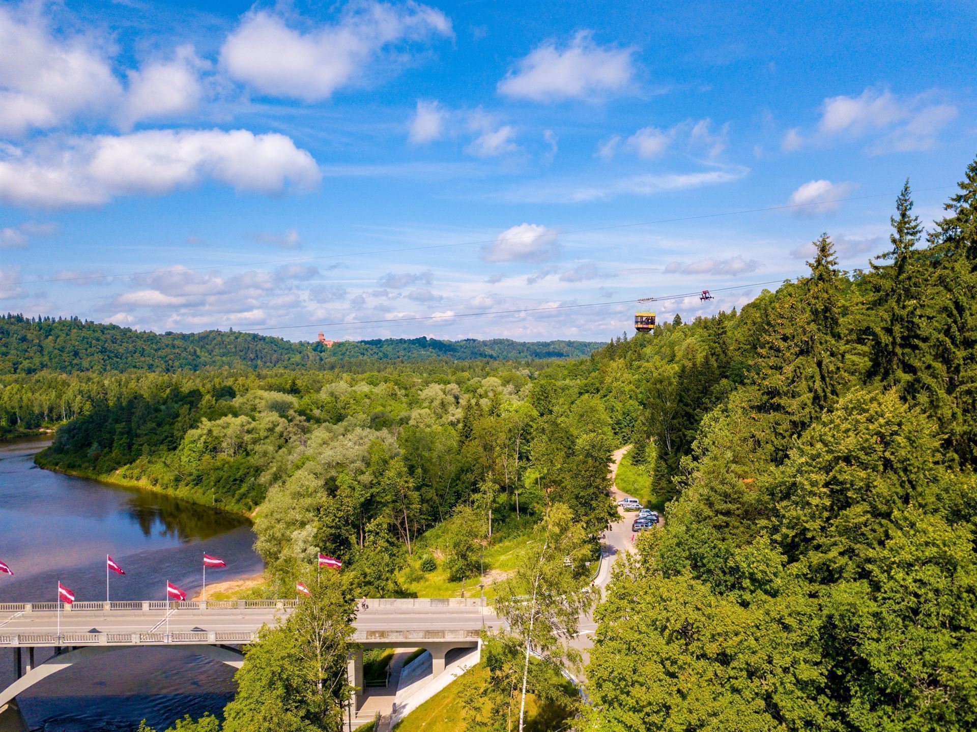 Lettland Sigulda Luftaufnahme mit Seilbahn