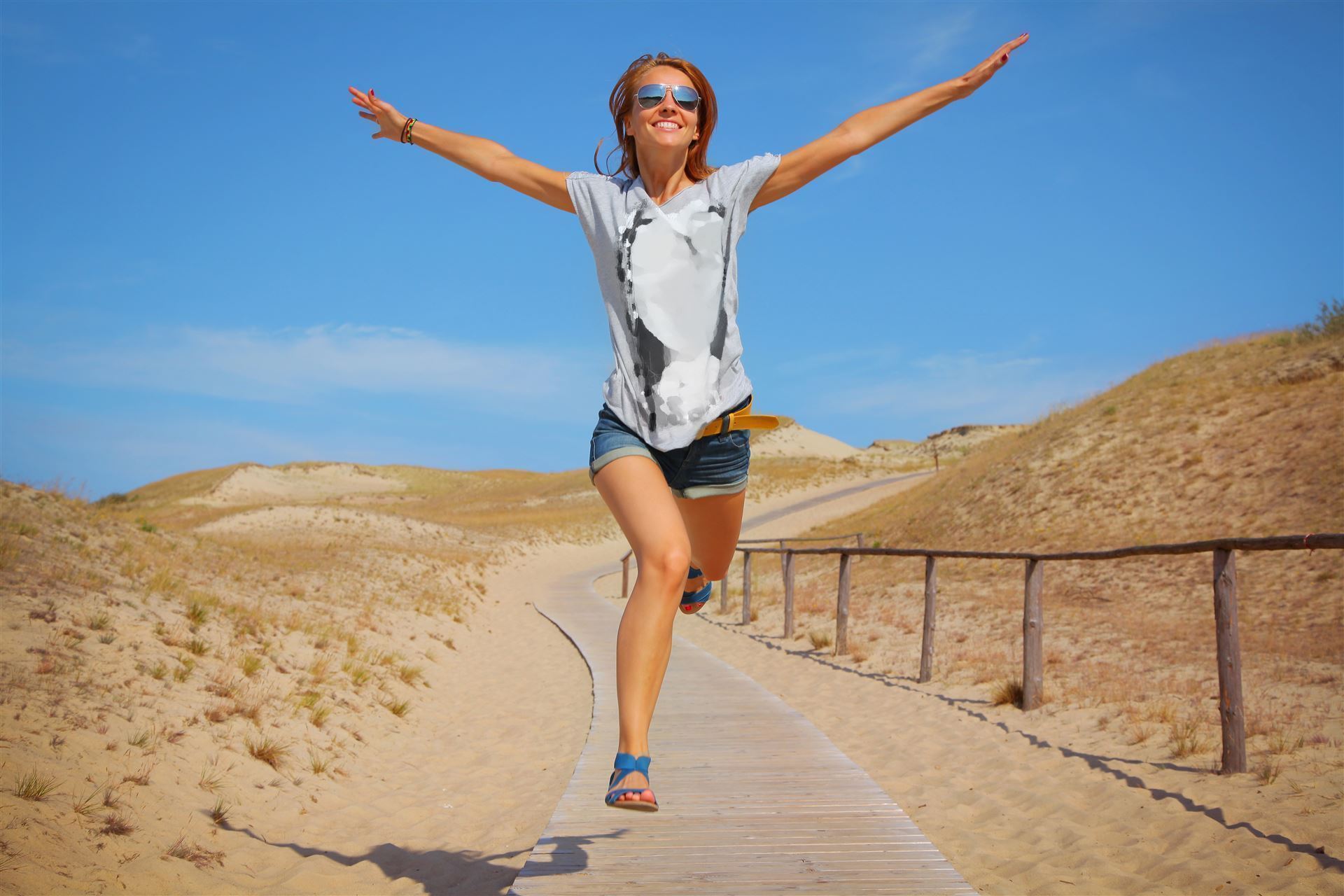 freudige Frau am Strand