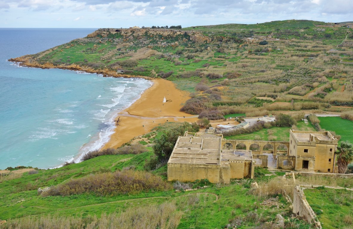Strand der Ramla-Bucht in Gozo, Standort der Calypso-Höhle 