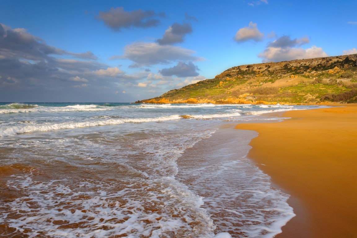 Die wunderschöne Ramla-Bucht auf der Insel Gozo, Malta