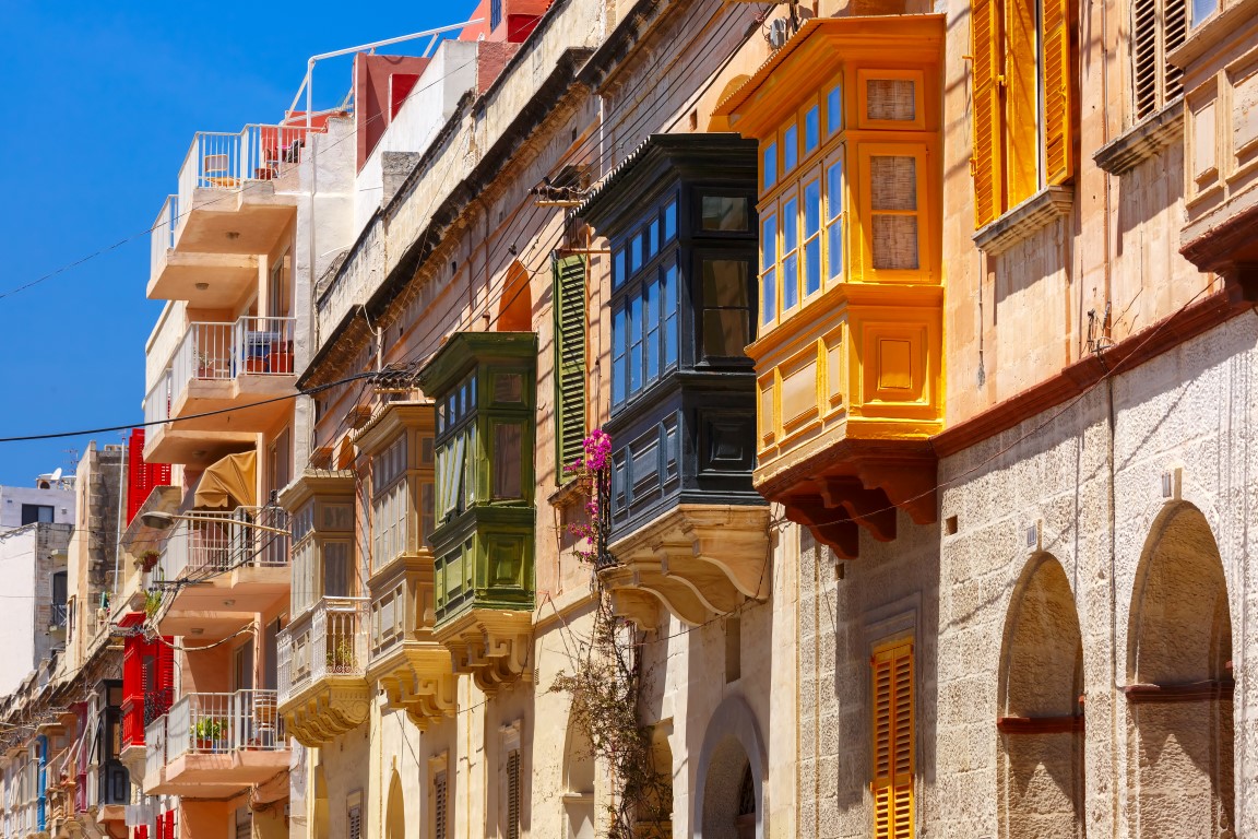 Die traditionellen maltesischen bunten Holzbalkone in Sliema, Malta