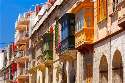 Die traditionellen maltesischen bunten Holzbalkone in Sliema, Malta