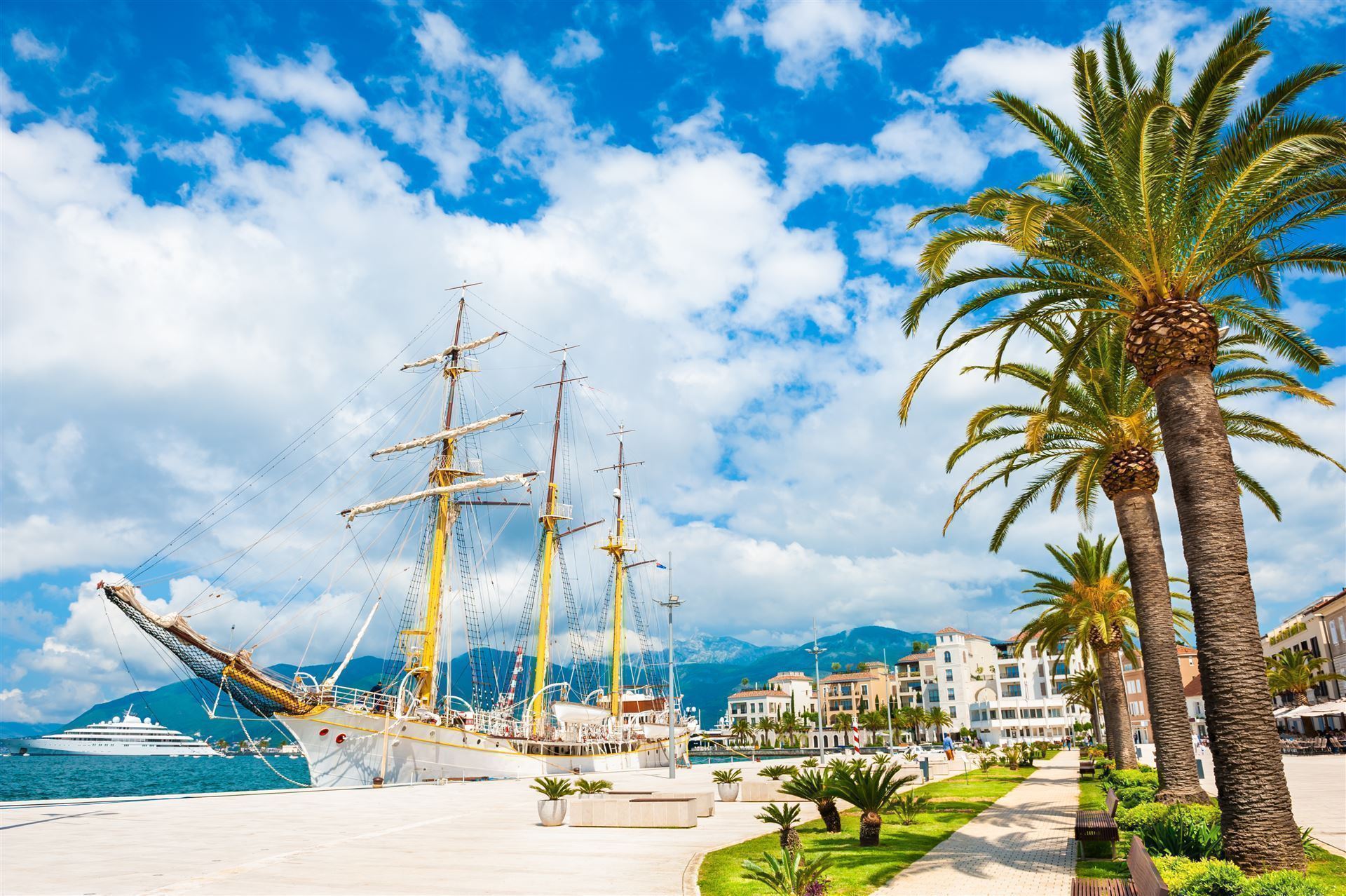 Hafen mit Segelschiff