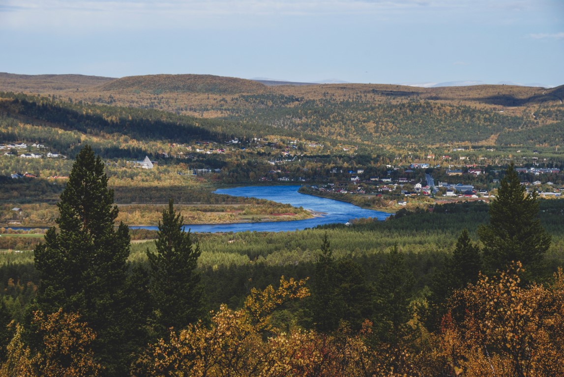 Blick auf Stadt Karasjok und den Tana Fluss