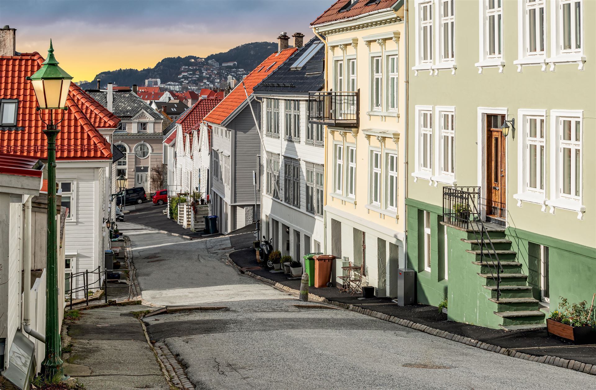Schmale Straße in der Altstadt von Bergen