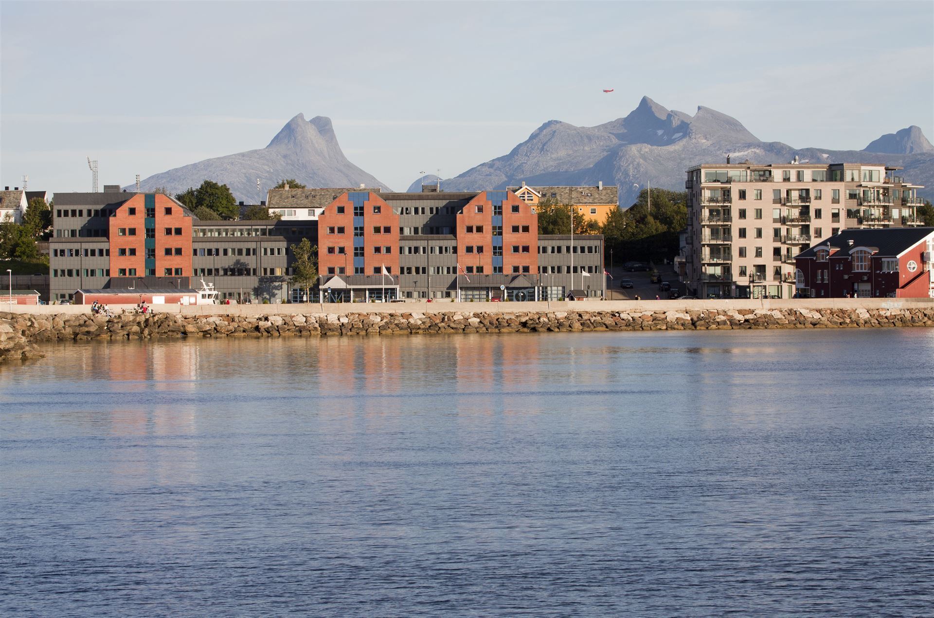 Stadt Bodø mit den Bergen im Hintergrund