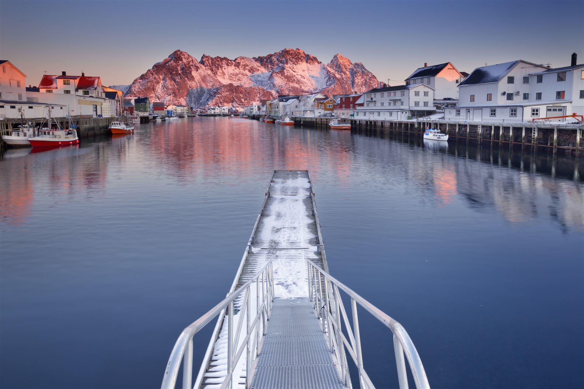 Henningsvaer bei Sonnenaufgang, Lofoten