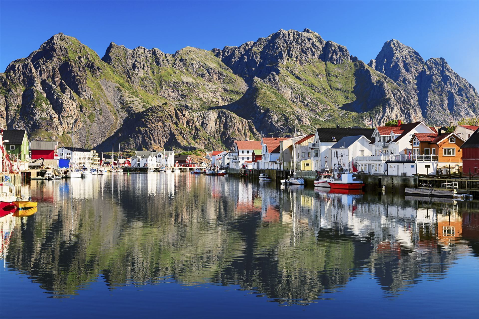 Malerisches Fischerdorf Henningsvaer, Norwegen