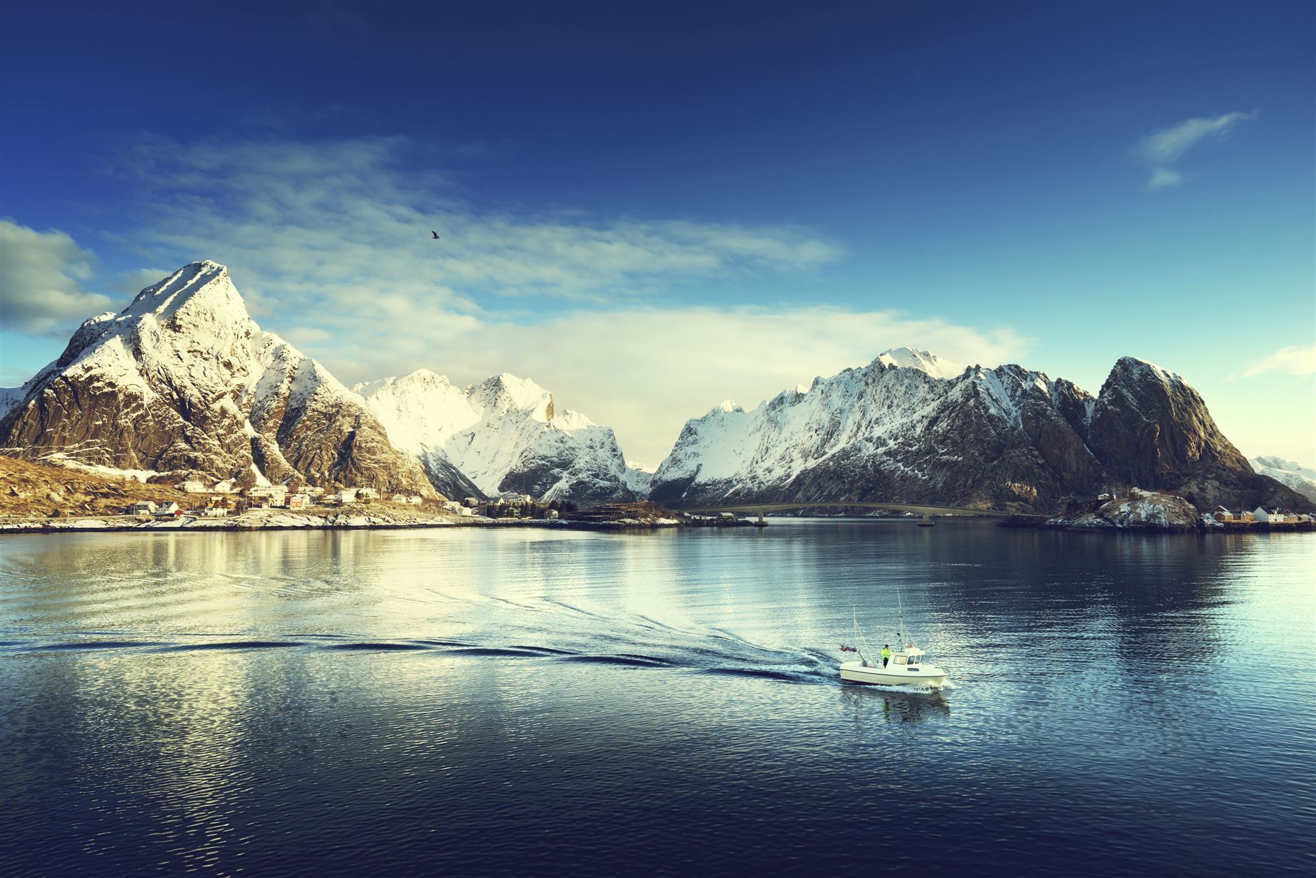 Schnee im Dorf Reine, Lofoten