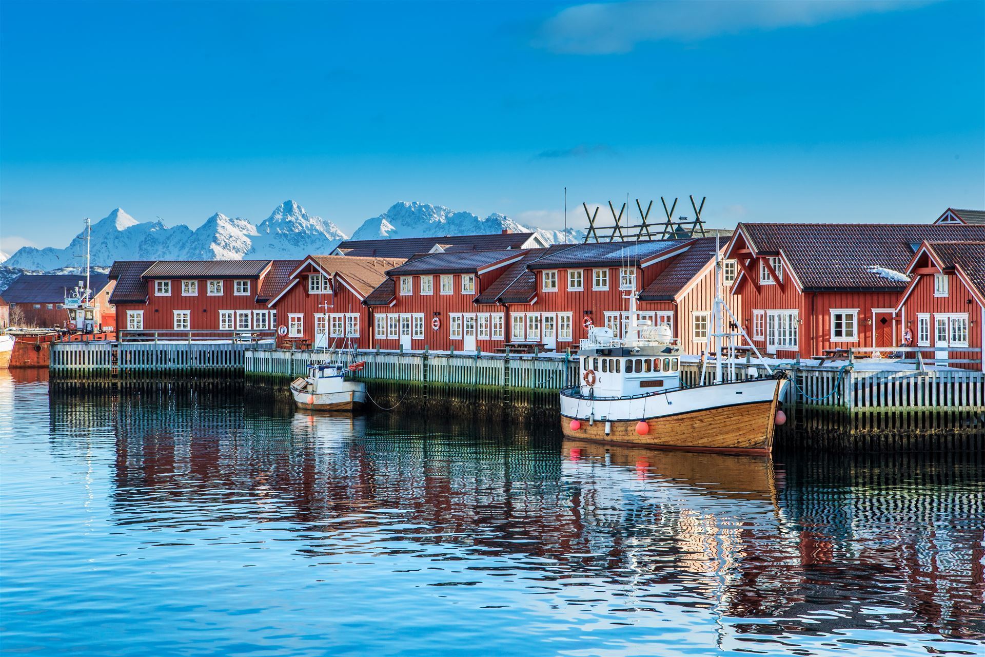 Typische rote Häuser in Svolvaer, Lofoten