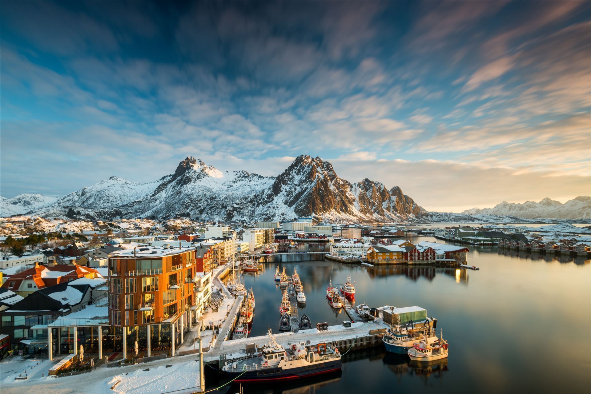 Hafen von Svolvaer mit Schnee, Lofoten