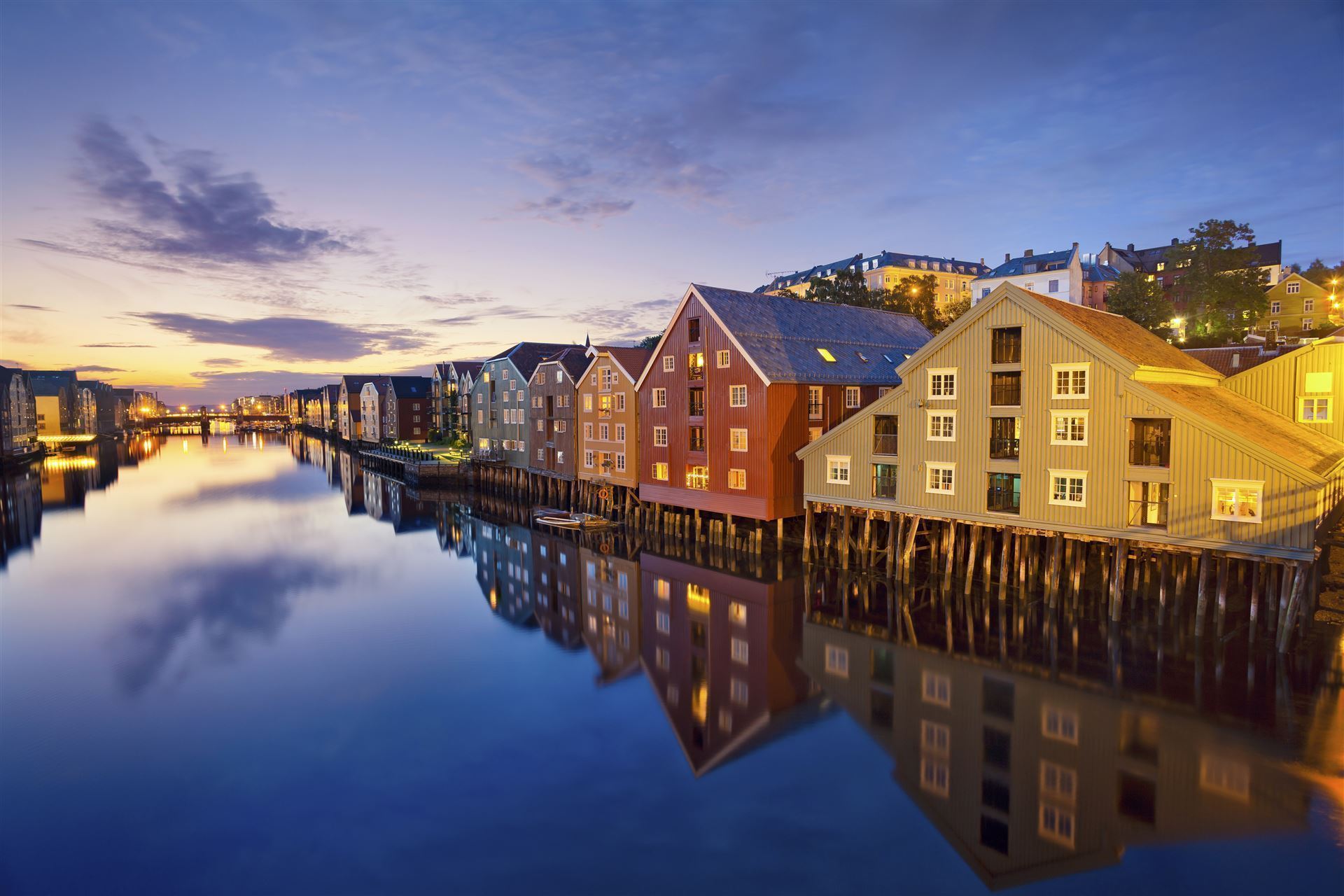 Häuser am Wasser in Trondheim, Norwegen
