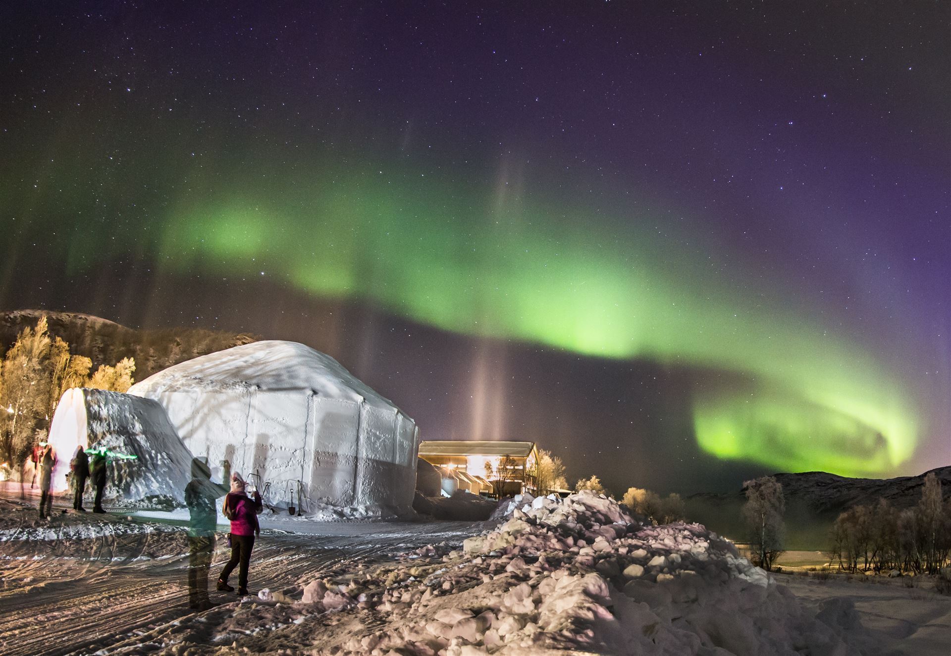Nordlichter über dem Schneehotel Kirkenes, Norwegen