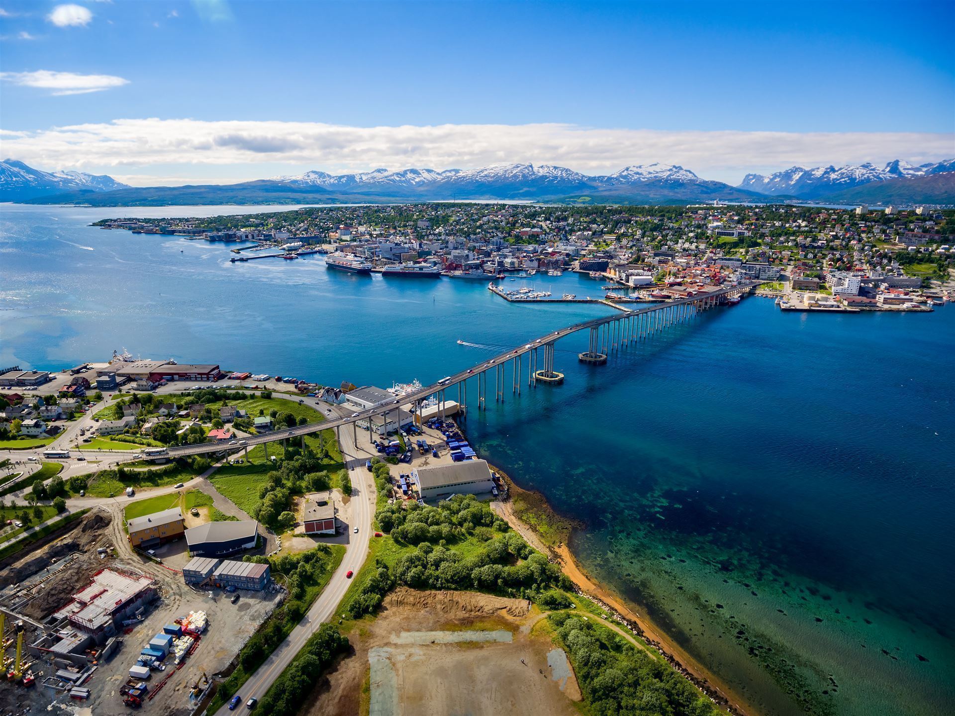 Tromso mit Brücke, Norwegen