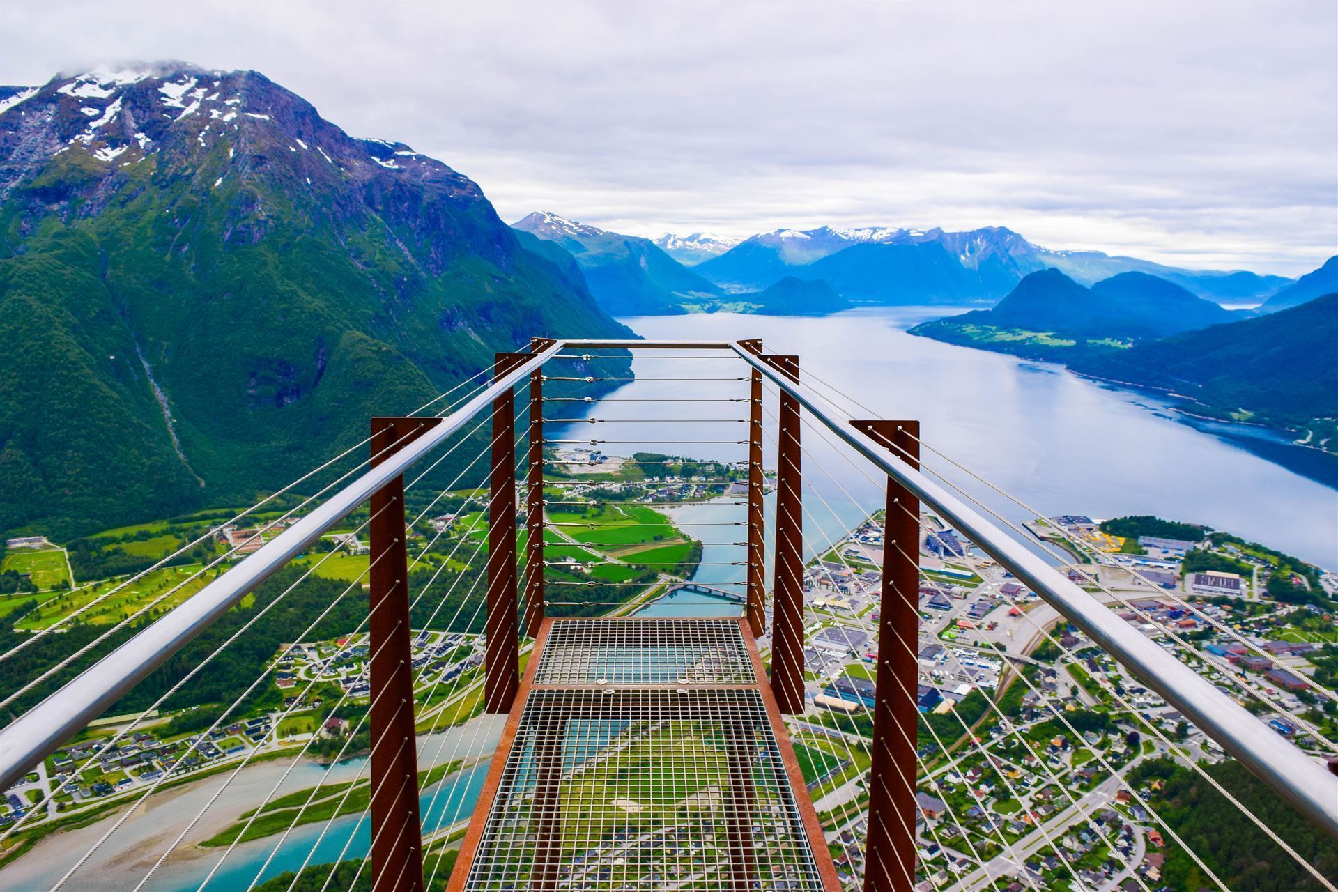 Blick auf Andalsnes vom Aussichtspunkt Rampestreken
