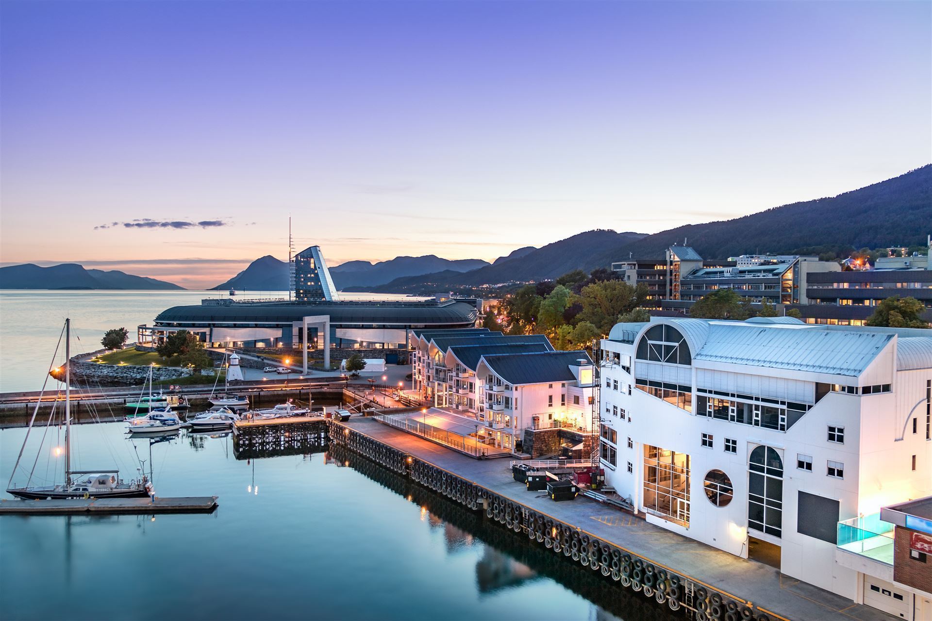 Hafen von Molde am Abend, Norwegen