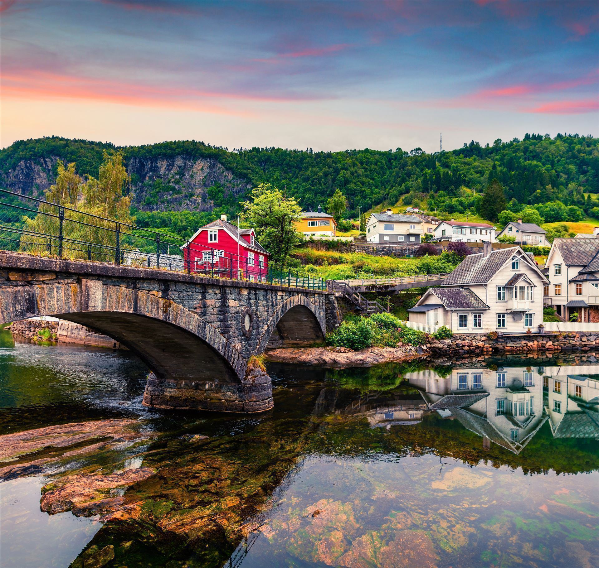 Sonnenaufgang im Dorf Norheimsund, Norwegen