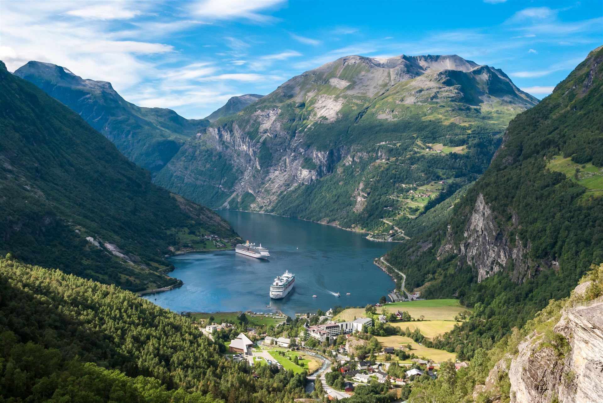 Geiranger Fjord mit Kreuzfahrtschiffen